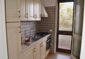 Air-conditioned Apartment Near The Beach With Spacious Balcony & Garden, Pets