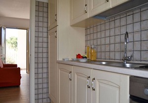 Air-conditioned Apartment Near The Beach With Spacious Balcony & Garden, Pets
