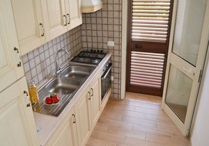 Air-conditioned Apartment Near The Beach With Spacious Balcony & Garden, Pets