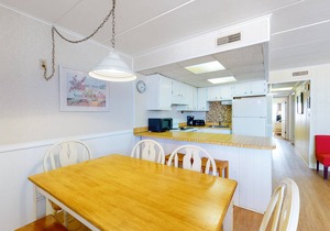 Air-conditioned condo with private laundry - walk to the beach & Northside Park