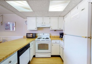 Air-conditioned condo with private laundry - walk to the beach & Northside Park
