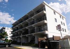 Air-conditioned condo with private laundry - walk to the beach & Northside Park