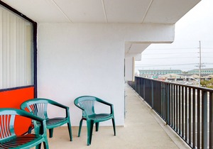 Air-conditioned condo with private laundry - walk to the beach & Northside Park
