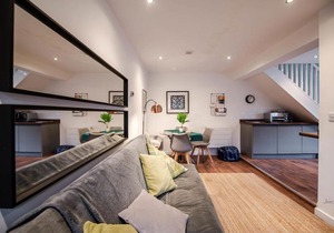 Air Host and Stay - Apartment 5 Broadhurst Court sleeps 6 minutes from town centre