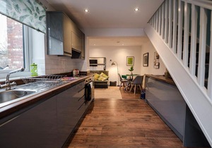 Air Host and Stay - Apartment 5 Broadhurst Court sleeps 6 minutes from town centre