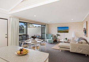 All Decked out at Penguin Mews Unit 9 - 2+ nights