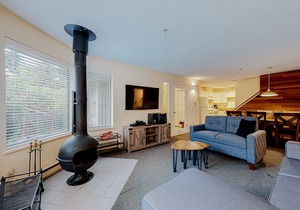 All-season townhome with ski & trail access - full kitchen & W/D
