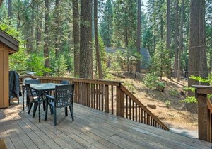 All-Seasons Getaway with Grill - 4Mi to Big Trees SP!
