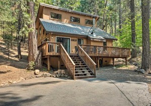 All-Seasons Getaway with Grill - 4Mi to Big Trees SP!