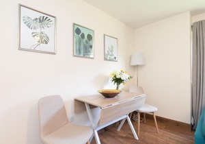 Allanfield Quiet Central Family Apartment with Parking