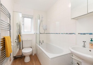 Allanfield Quiet Central Family Apartment with Parking