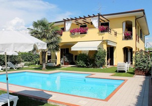 Alluring Holiday home in Lazise with Swimming Pool