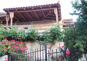Alonaki House