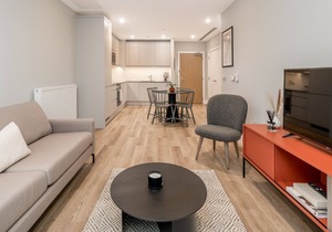 ALTIDO 2-bed flat w/terrace in Nine Elms