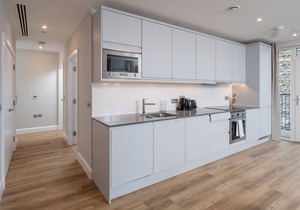 ALTIDO 3-bed flat w/terrace in Nine Elms