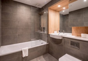 ALTIDO 3-bed flat w/terrace in Nine Elms
