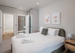 ALTIDO 3-bed flat w/terrace in Nine Elms