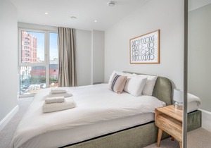 ALTIDO 3-bed flat w/terrace in Nine Elms