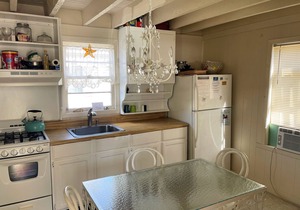 Always Sunny - island home. Pet Friendly - Close to Carnival. NO LINENS