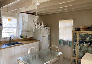 Always Sunny - island home. Pet Friendly - Close to Carnival. NO LINENS
