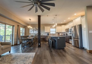 Amazing 10 BR 10 BA Branson family home. Sleeps 26. Lakeview, 3 Decks, Game Room