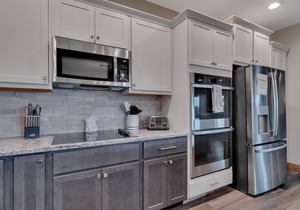 Amazing 10 BR 10 BA Branson family home. Sleeps 26. Lakeview, 3 Decks, Game Room