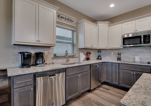 Amazing 10 BR 10 BA Branson family home. Sleeps 26. Lakeview, 3 Decks, Game Room