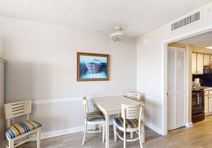 Amazing 19th-floor oceanfront penthouse with beach views, hot tubs, pools, gym