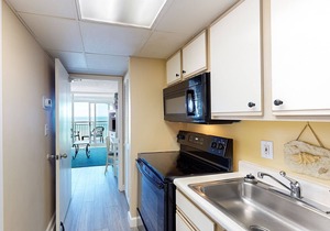 Amazing 19th-floor oceanfront penthouse with beach views, hot tubs, pools, gym