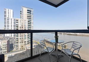 Amazing 2 Bed Apt w/Balcony nr O2 Arena