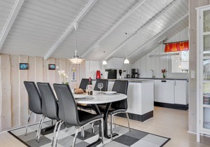 Amazing home in Dronningmølle with WiFi