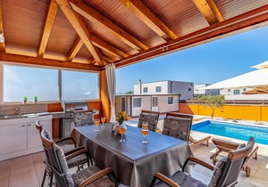 Amazing home in Pula with kitchen