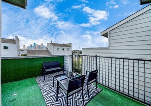AMAZING ROOFTOP! DOWNTOWN SKYLINE VIEWS! SLEEPS 15