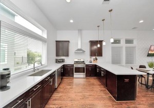 AMAZING ROOFTOP! DOWNTOWN SKYLINE VIEWS! SLEEPS 15
