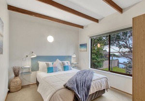 Amazing waterfront views, scenery, bird-life, free kayaks & private jetty