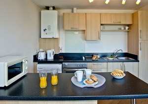 An apartment that sleeps 4 guests in 2 bedrooms