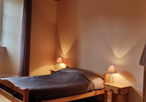 Ancien presbytère avec 3 chambres au pied d'une forteresse médiévale - FR-1-582-113