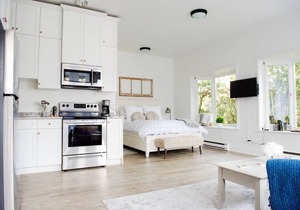 Anderson Lane Studio l Beach Access l TV I Kitchen