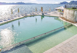 Antique palazzo from the 17th century, located on the lake and with private beach and common pool.