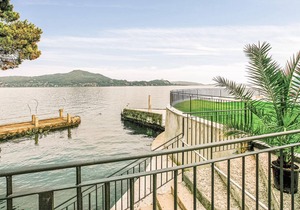 Antique palazzo from the 17th century, located on the lake and with private beach and common pool.