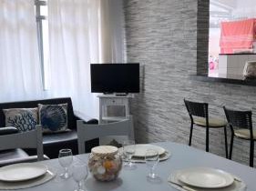 Apê Charmoso Ed Carpentier a 200m da Enseada 2 Quartos, Cozinha Americana e Conforto para 6 Pessoas