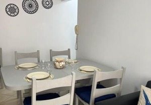 Apê Charmoso Ed Carpentier a 200m da Enseada 2 Quartos, Cozinha Americana e Conforto para 6 Pessoas