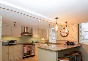 APARTMENT 1 - PENGETHLEY MANOR, pet friendly, with pool in Peterstow