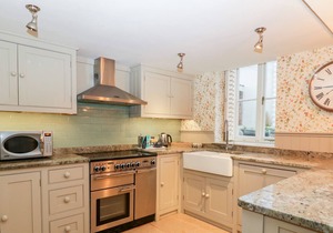 APARTMENT 1 - PENGETHLEY MANOR, pet friendly, with pool in Peterstow