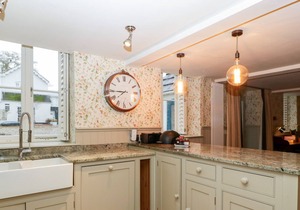 APARTMENT 1 - PENGETHLEY MANOR, pet friendly, with pool in Peterstow