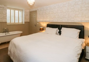 APARTMENT 1 - PENGETHLEY MANOR, pet friendly, with pool in Peterstow