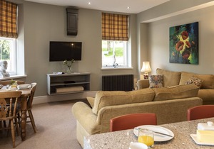 APARTMENT 1 - THE OLD POST OFFICE, family friendly in Buxton