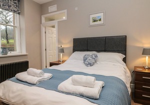 APARTMENT 1 - THE OLD POST OFFICE, family friendly in Buxton