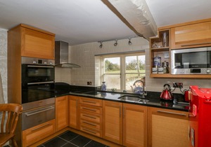 APARTMENT 2 - PENGETHLEY MANOR, pet friendly, with pool in Peterstow