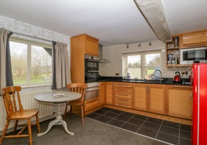 APARTMENT 2 - PENGETHLEY MANOR, pet friendly, with pool in Peterstow